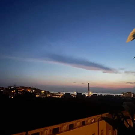 Piccola In Condiviso Con Terrazza Vista Mare, Shared Frühstückspension Triest