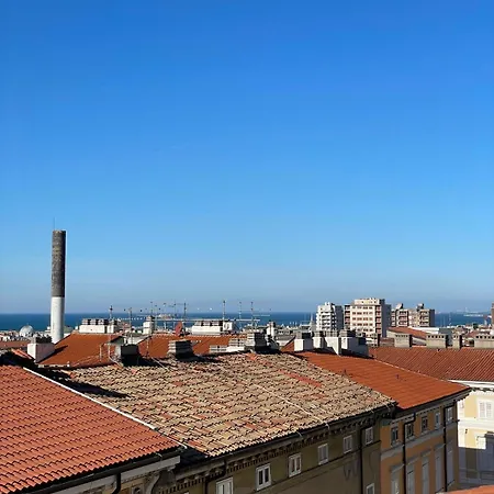 Piccola In Condiviso Con Terrazza Vista Mare, Shared Trieszt